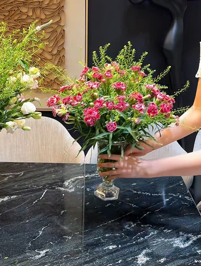Đỗ Thị Hà đặt hoa vào nhiều loại bình khác nhau - từ lọ thủy tinh cao cổ đến lọ pha lê sang trọng, mỗi kiểu hoa đều có cách thể hiện riêng.