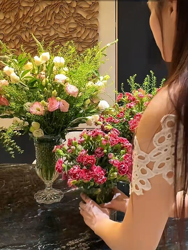 Hoa hậu Đỗ Thị Hà cắm hoa nhưng dân mạng tranh cãi cách chữa lành của người giàu, một chi tiết gây amp;#34;nổi da gàamp;#34; - 2