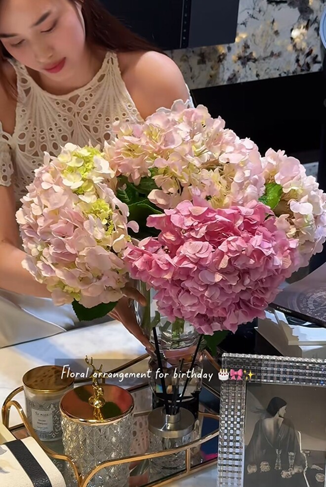 Một góc decor khác trong nhà với hoa cẩm tú cầu pastel, lọ hoa đặt cùng khay nến thơm, khung ảnh bạc và lọ khuếch tán mùi hương - tạo nên cảm giác thư giãn.