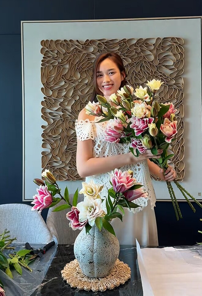 Hoa hậu Đỗ Thị Hà cắm hoa nhưng dân mạng tranh cãi cách chữa lành của người giàu, một chi tiết gây amp;#34;nổi da gàamp;#34; - 5