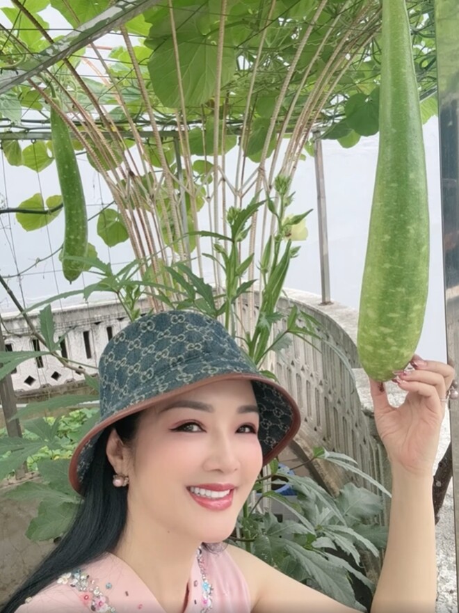 Nụ cười tươi rói của Giáng My khi đứng cạnh trái bầu to vượt mặt, “đại thu hoạch” đúng nghĩa. Khu vườn trên cao đầy ánh sáng nhưng vẫn tỏa bóng mát nhờ những giàn cây.