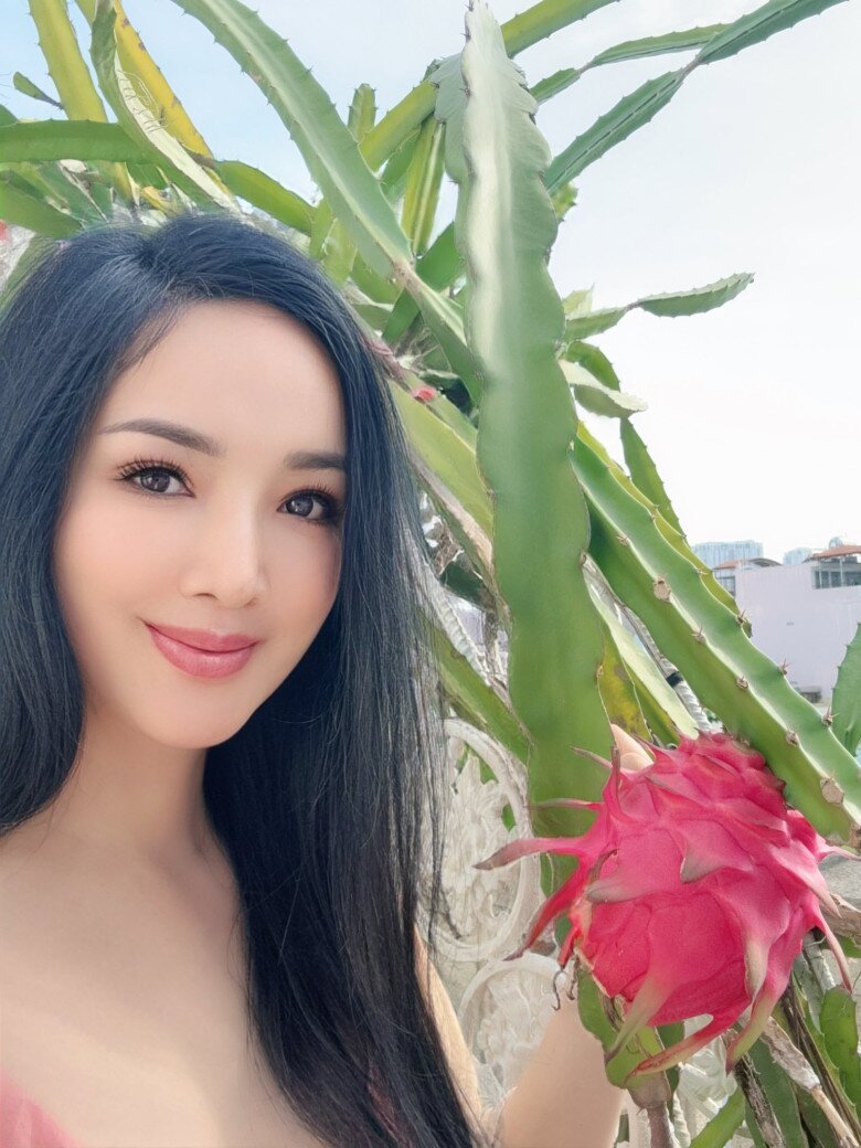 Nay trái thanh long đã phát triển gần đến độ thu hoạch. Giáng My tươi tắn thành quả trồng trọt của mình, giữa sắc xanh tươi mát của khu vườn cây trên cao. Góc sân thượng tuy nhỏ nhưng tràn ngập sức sống, là nơi cô kết nối với thiên nhiên mỗi ngày.