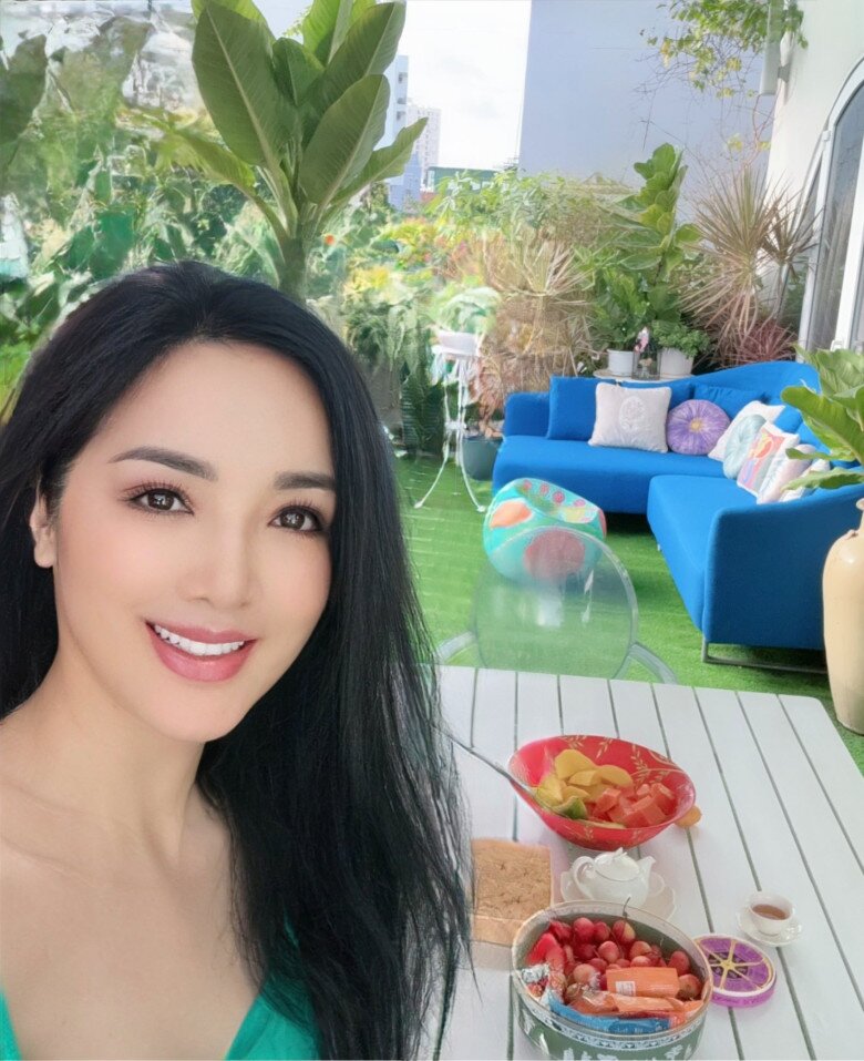 Tại sân thượng, Giáng My thường ngồi thư giãn một mình, thưởng trà, ăn nhẹ cùng mẹ hay những người bạn của mình. Nơi đây được cô bố trí rất xinh xắn, phía sau là sofa xanh cobalt nổi bật giữa khu vườn nhỏ rợp cây xanh.