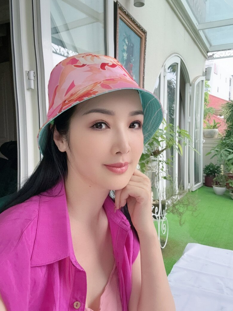 Tấm thảm cỏ nhân tạo phủ đều nền tạo cảm giác như đang ở resort giữa lòng đô thị, không gian lý tưởng để thư giãn và tận hưởng trái cây sạch nhà trồng.