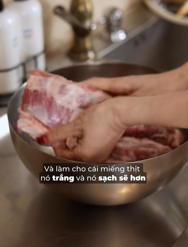 Bước vào công đoạn sơ chế, Hà Kiều Anh rửa sạch thịt với nước muối để khử mùi và giúp miếng thịt trắng hơn, sạch sẽ hơn.