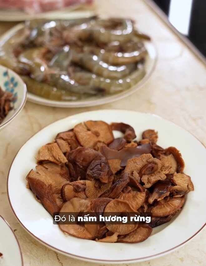 Nguyên liệu chính gồm: Sườn non, thịt nạc dăm và không thể thiếu tôm tươi. Ngoài ra còn có cà chua, rau răm, nấm hương, hành tím.