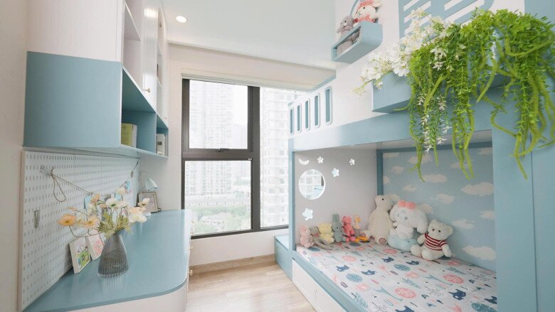 Phòng của hai cô công chúa với tông màu xanh mát. Hoa và gấu bông để các cháu có cảm giác thân thuộc như ở nhà, Hoa hậu Việt Nam bày tỏ. Căn phòng bé nhỏ nhưng đầy đủ tiện nghi. 