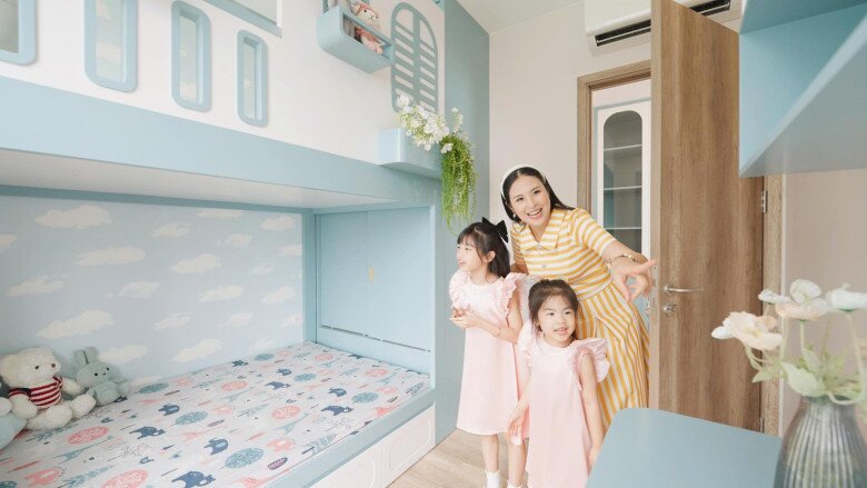 Phòng ngủ chính nếu đặt nguyên một chiếc giường lớn sẽ mất rất nhiều diện tích và chưa tính đến chỗ lắp đặt tủ quần áo nên cô quyết định làm toàn bộ nội thất thông minh cho căn hộ này.