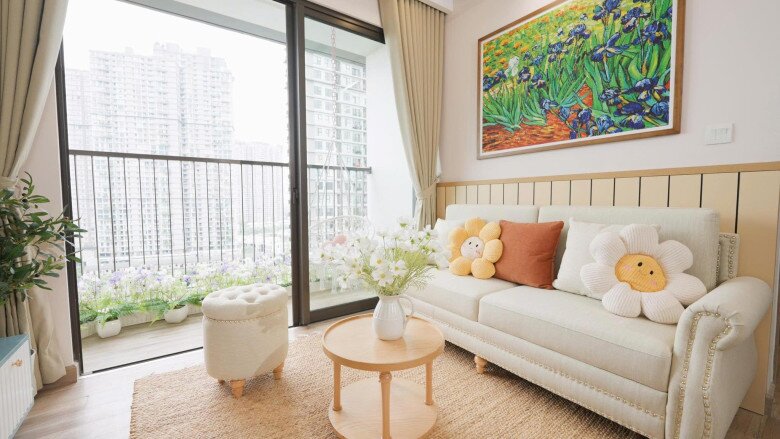 Bức tranh tạo thành điểm nhấn sáng bừng phòng khách. Nàng hậu tiết lộ: Điều đặc biệt là bức tranh này còn có thể lọc được không khí nữa cơ, vì được làm từ giấy Nano.