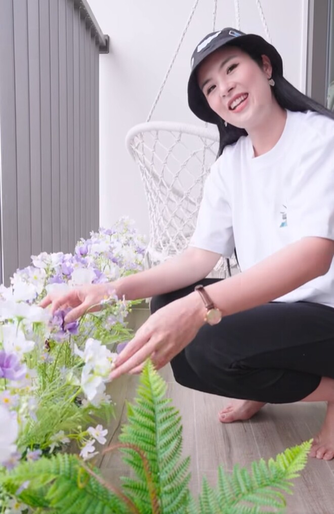 Nhà nào mà cứ nhìn thấy rất nhiều cây xanh thì kiểu gì cũng là nhà của tôi. Nếu mà nhà tôi hay ở thì tôi sẽ trồng cây thật cơ. Nhưng nhà này thỉnh thoảng mới sang nên sẽ trang trí hoa giả, trông vẫn long lanh như đồng quê, cô nói.