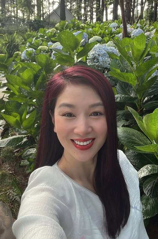 Giờ đây ước mơ đã thành hiện thực khi anh Nguyễn Hoài Nam làm cho gia đình một vườn hoa túc cầu đẹp như mơ. Cảm ơn chồng luôn âm thầm biến ước mơ của gia đình mình từng bước thành trở thành hiện thực, nhẹ nhàng và êm đềm đó là cuộc sống gia đình mình luôn hướng tới phải không anh, cô thổ lộ.