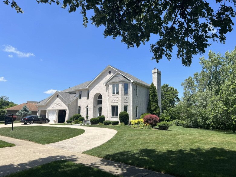 Chỉ trước đó 2 tháng, Hoa khôi tiết lộ việc mua nhà ở Bartlett, Illinois (Mỹ). Cô bày tỏ: Chào đón thêm em ấy chính thức về với gia đình Nam Hương. Trước làm tờ tạp chí Không Gian Sống, mình luôn mơ ước sẽ có một ngày tự tay được trang trí các bất động sản của mình, để những người được trải nghiệm trong không gian sống do mình chăm sóc sẽ thấy thoải mái, dễ chịu, ấm áp như ở chính nhà mình.