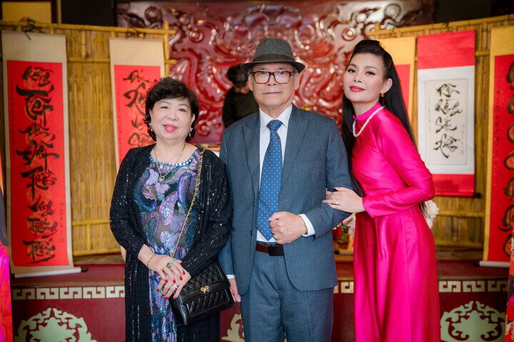 Ngọc Anh bên bố mẹ.