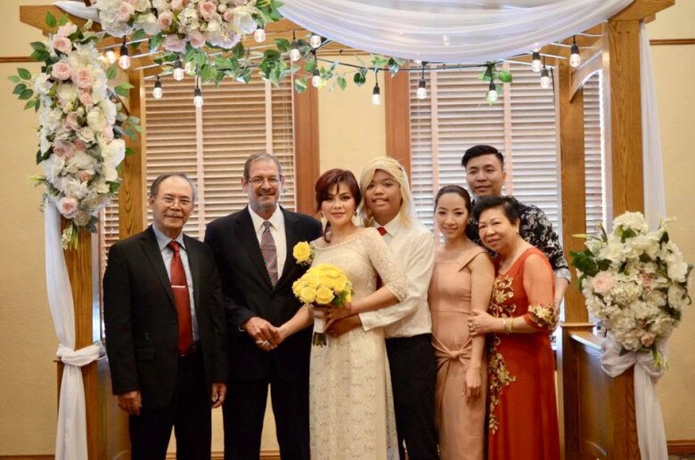 NSND Hoàng Khiềm cùng gia đình trong đám cưới của con gái với chồng Tây.