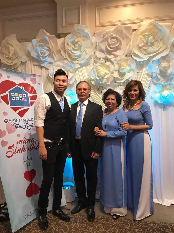 Dù 2 con sống xa nửa vòng trái đất nhưng nam nghệ sĩ chưa bao giờ lo mất sợi dây gắn kết.