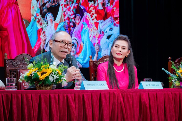 NSND Hoàng Khiềm bên con gái - ca sĩ Ngọc Anh.