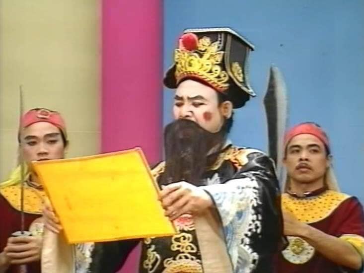 Nam nghệ sĩ trên sân khấu tuồng.