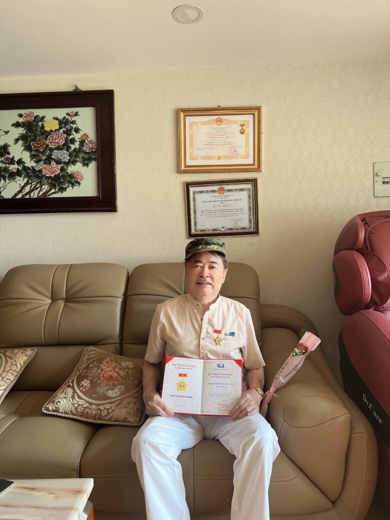 Trước khi trở thành diễn viên, ông trải qua nhiều nghề như bộ đội, lái xe, bốc vác…