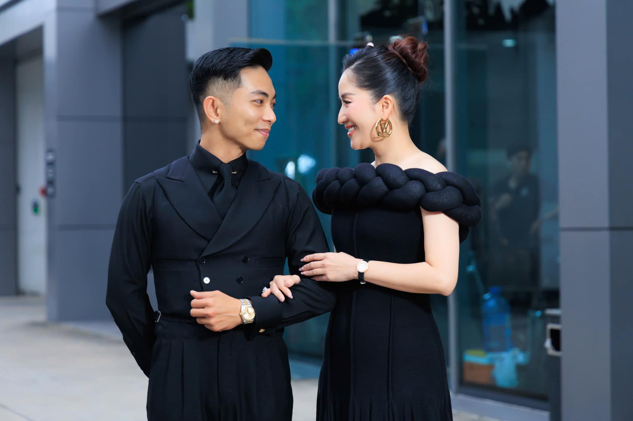 Cặp đôi từ cô giáo - học trò thành bạn đời gắn bó.