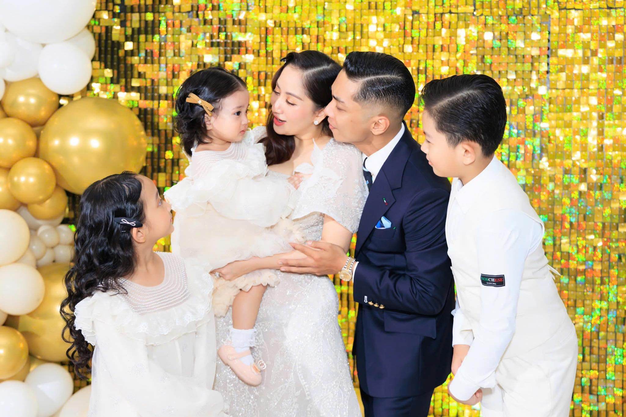 Tổ ấm của cặp đôi với 3 em bé kháu khỉnh.