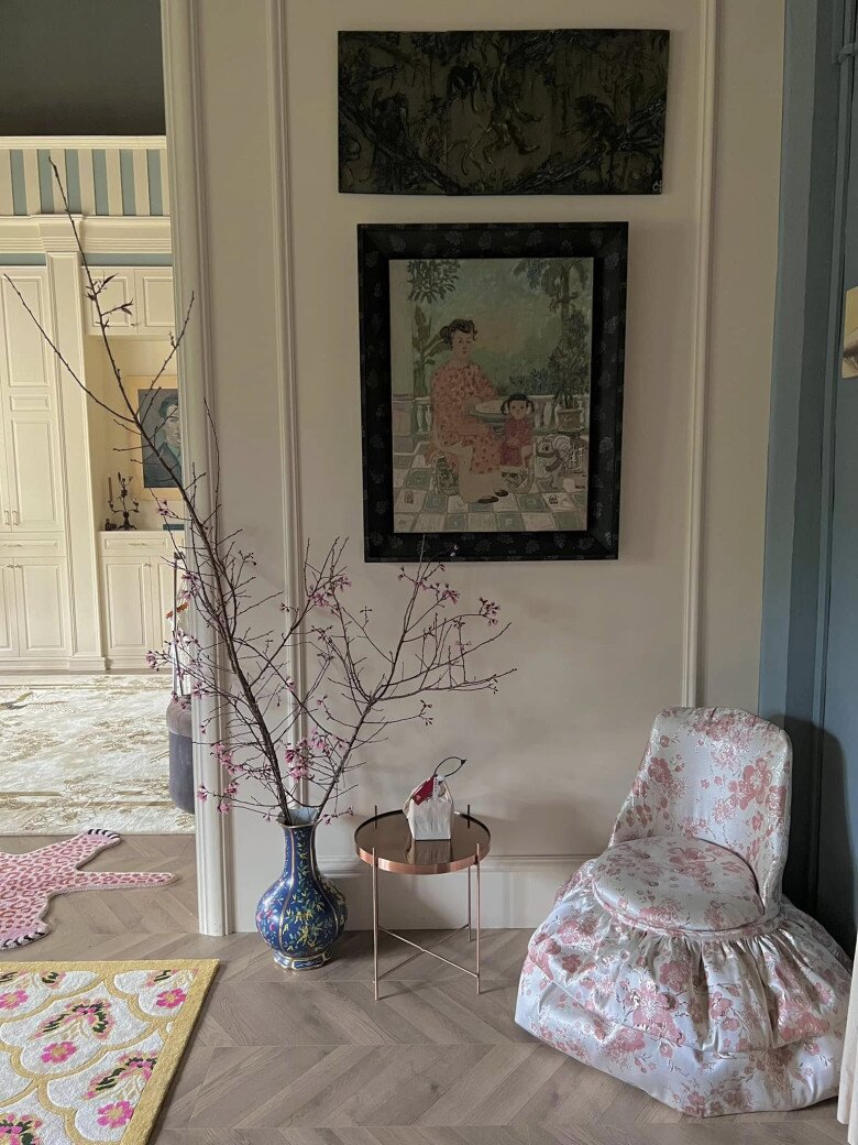 Dù là hoa cắm ngẫu hứng, hoa cắm dàn trải quanh nhà hay cành đào đặt trong lọ sứ men lam, đều thể hiện sự trân trọng vẻ đẹp tự nhiên và gu thẩm mỹ đậm tính cá nhân.