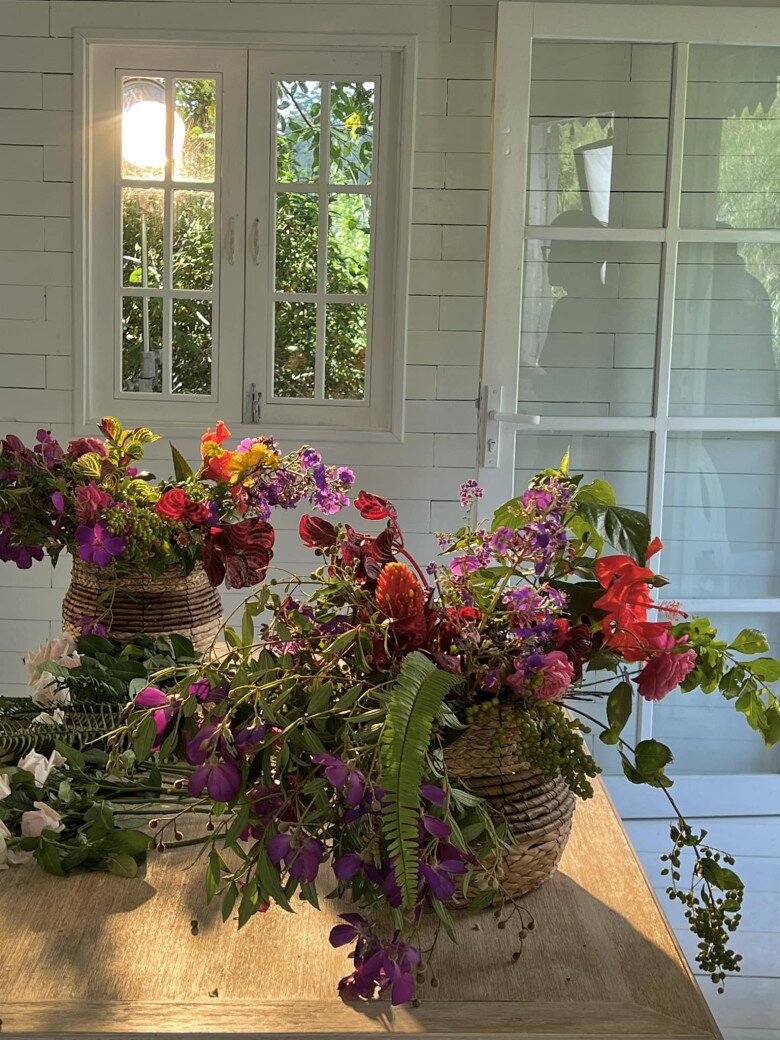 Trong đó kết hợp sự tinh tế, lãng mạn, và có phần hoài cổ. Không gian của Lý Quí Khánh như một studio nghệ thuật, mỗi bình hoa tạo thành một điểm nhấn cảm xúc.