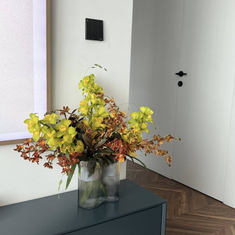 Không chỉ có gu thời trang cá tính, anh còn thể hiện sự sáng tạo vượt khuôn khổ trong từng bình hoa. Anh không bó buộc vào một phong cách cố định mà linh hoạt từ tối giản đến phá cách, từ tươi sáng rực rỡ đến trầm tối sang trọng.