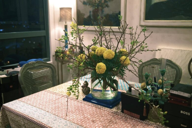 Lý Quí Khánh mang đến một phong cách cắm hoa đầy phóng khoáng, đậm chất nghệ sĩ và rất “có hồn”. Anh không theo chuẩn mực cứng nhắc mà để cảm xúc dẫn dắt, chọn hoa và phối màu như vẽ một bức tranh sống động trong không gian sống.