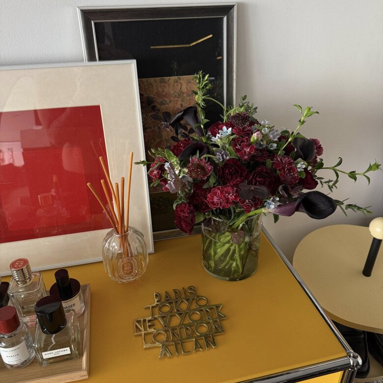 Stylist Hoàng Ku vui vẻ với thành quả cắm hoa của mình: Tận dụng không bỏ đi một cái gì, cắm được mấy lọ hoa khắp nhà luôn.