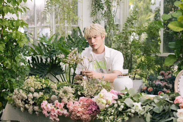 Nhà thiết kế Lý Quí Khánh - cháu trai gia tộc Lý Quí nổi tiếng cũng là người yêu thời trang, nghệ thuật, yêu hoa và thích trang trí không gian sống.