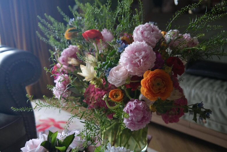 Bình hoa to với hoa mẫu đơn, mao lương, cúc,... được anh cắm ngẫu hứng nhưng khéo léo, tạo sự bùng nổ về màu sắc. Không gian đậm chất “Parisian chic” pha cổ điển.