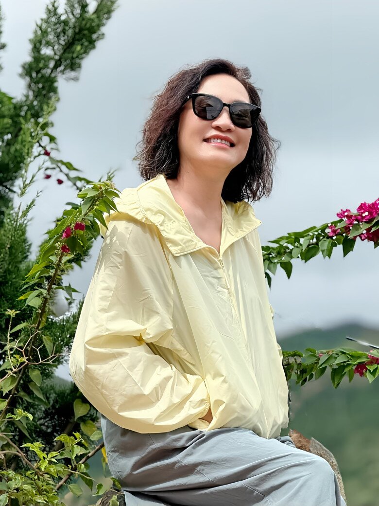 Hồng Đào vẫn trẻ trung, rạng rỡ ở tuổi 63.