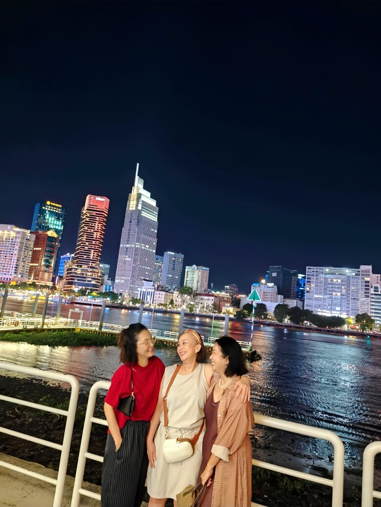 Cô có cuộc sống độc thân vui vẻ, thường xuyên tận hưởng bên bạn bè.