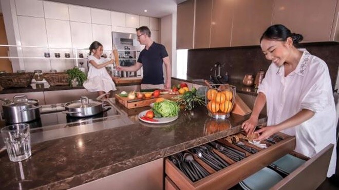 Trước khi chuyển về TP HCM, gia đình Đoan Trang sống tại một căn hộ hiện đại ở Singapore – nơi đã nhiều lần được cô chia sẻ trên kênh YouTube.