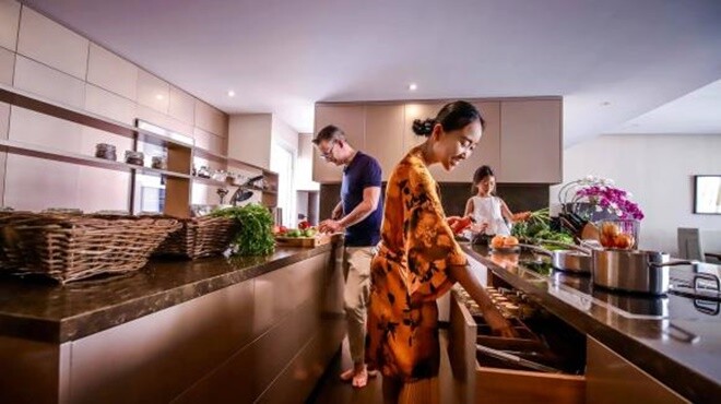 Đây là tổ ấm lưu giữ những vật dụng thân quen chuyển từ Việt Nam, mang nhiều nét gợi cảm giác “như ở nhà”. Khu vực phòng khách, bếp và bàn ăn đặt chung trong một không gian mở, tạo cảm giác “vừa đủ”, gần gũi và ấm cúng. 