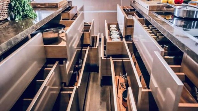 Nội thất ván gỗ với các sắc độ khác nhau trong bếp đem lại sự đồng điệu và đẹp mắt.