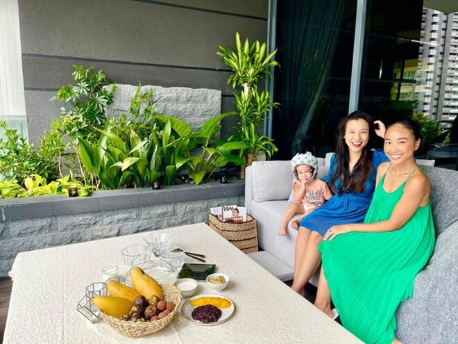 Căn hộ còn được trang bị tiện ích hiện đại, có view bể bơi và nhiều cây xanh quanh khuôn viên tòa nhà. Không gian decor nhỏ nhắn với những món đồ gia đình thân quen khiến căn hộ ở Singapore không chỉ đẹp mà rất ấm.