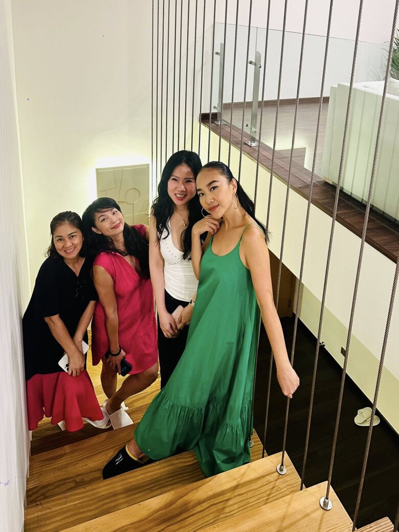Cô đặc biệt yêu thích góc cầu thang tràn ánh sáng và view thoáng. Nội thất gỗ nâu ấm, cây xanh tự tay cô chăm chút mang hơi thở thiên nhiên vào nhà. 