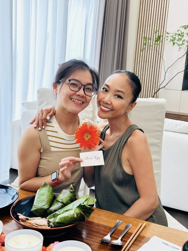 Hoàng Oanh, Minh Anh, Thanh Ngọc, Dương Mỹ Linh… được Đoan Trang điểm tên. Cô vui vẻ: “Kỷ niệm một cột mốc cũng quan trọng… Nhưng chỉ mới sơ sơ chương 1 thôi! Còn tiếp”.