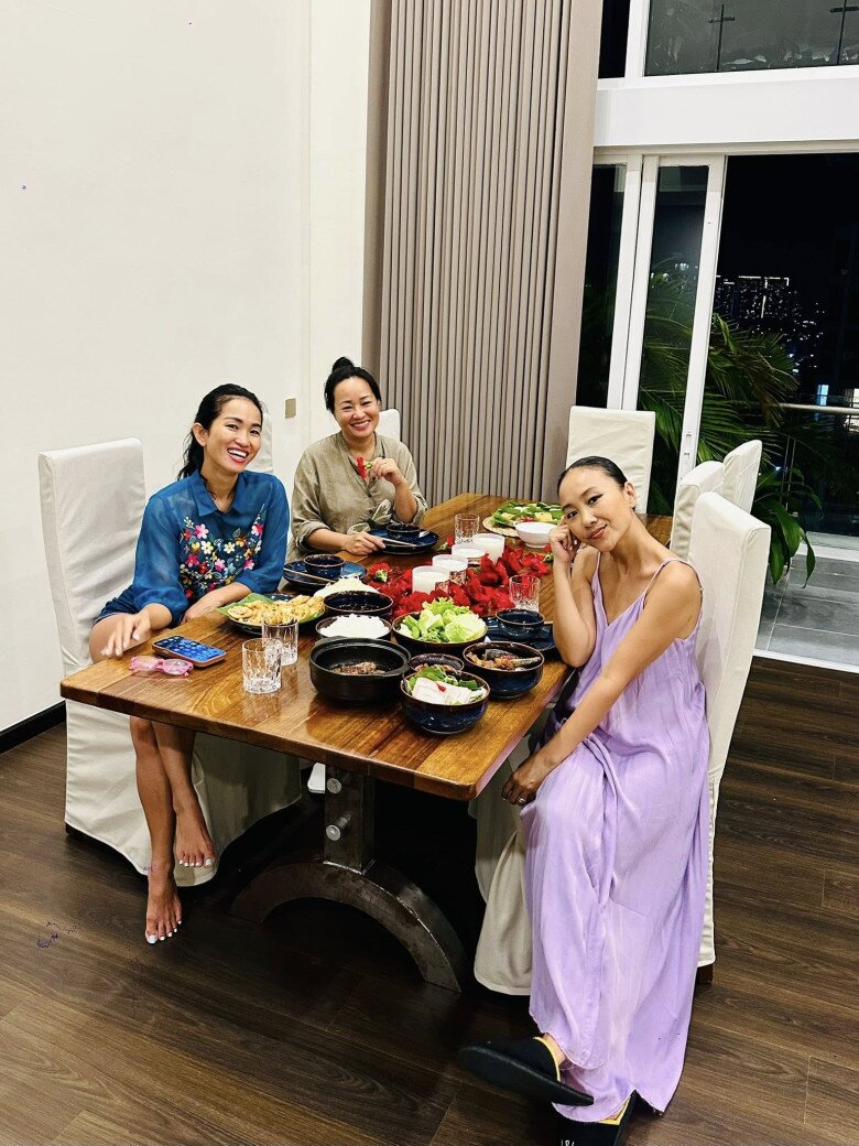 Mọi người đều thích thú với sự chuẩn bị cực kỳ chu đáo của Đoan Trang trong không gian sống sang trọng.