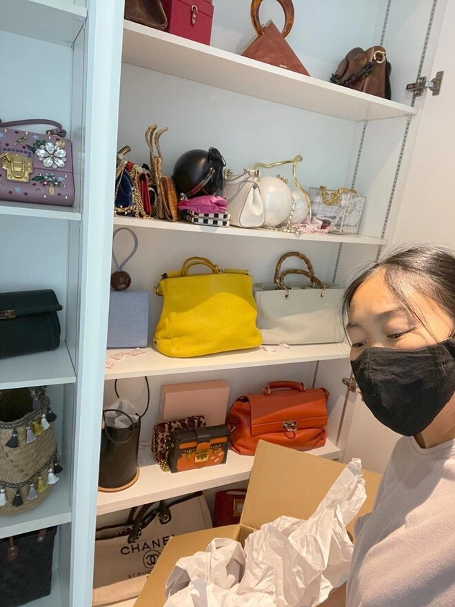 Tủ đồ hiệu được phân ngăn hợp lý. Đoan Trang chia sẻ cô chỉ mua những món thấy phù hợp, không chạy theo thương hiệu.