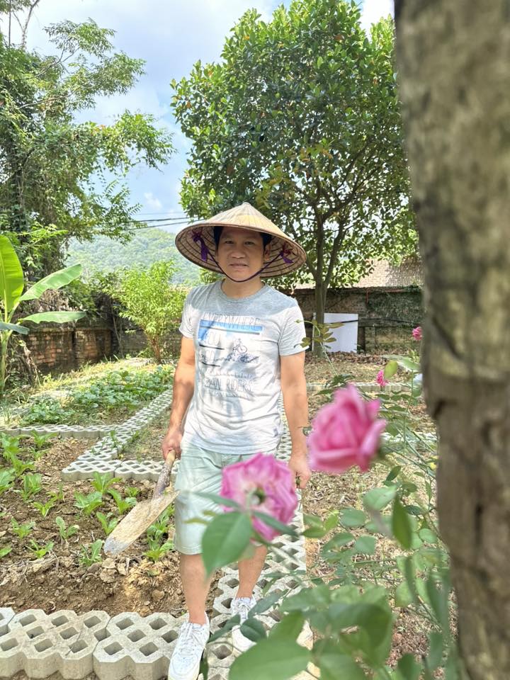 Giọng ca Tình ta biển bạc đồng xanh khoe khoảnh khắc yên bình trong vườn nhà khi cầm cuốc đứng giữa luống rau, bên cạnh là khóm hoa hồng đang nở rộ. Giây phút đời thường nhưng vẫn đậm chất nghệ sĩ giữa thiên nhiên trong lành.