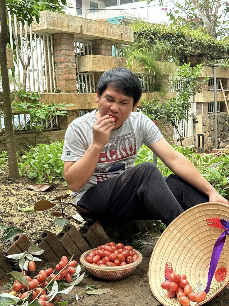 Nam ca sĩ từng nhiều lần khoe những thành quả từ khu vườn, từ những trái nhót sai trĩu, chín mọng. Rổ nhót đỏ ôm đầy tay của anh làm nhiều khán giả nhìn mà chảy nước miếng.