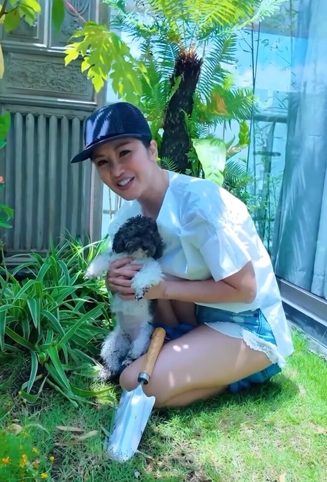 Diva vui thú điền viên trong khu vườn sân thượng. Hình ảnh giản dị nhưng rất đời thường và cho thấy cuộc sống của Hồng Nhung đầy kết nối thiên nhiên ngay tại nhà.