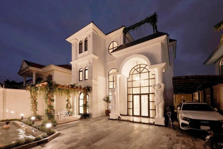 Lệ Quyên sở hữu nhiều bất động sản từ TP.HCM, Đà Lạt, Hà Nội cho đến Mỹ. Trong đó, cô và tình trẻ Lâm Bảo Châu sinh sống chủ yếu ở biệt thự gần 600m2 tại Thủ Đức.