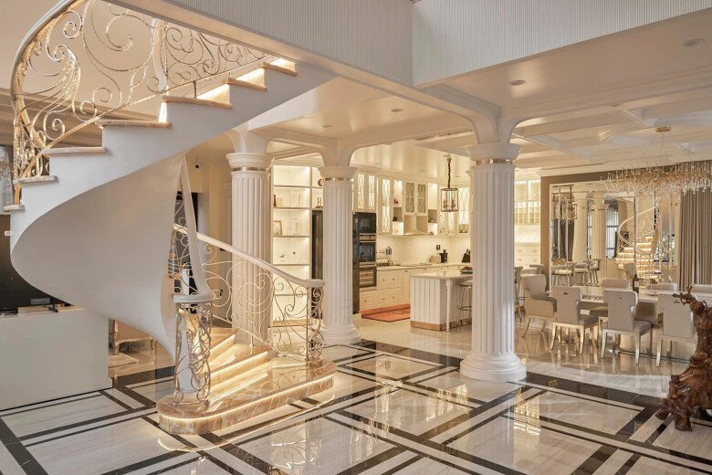 Căn nhà gồm một trệt và 2 lầu, được thiết kế theo phong cách Hy Lạp tân cổ điển với tông màu trắng chủ đạo, tạo cảm giác vừa quý phái vừa tươi sáng.