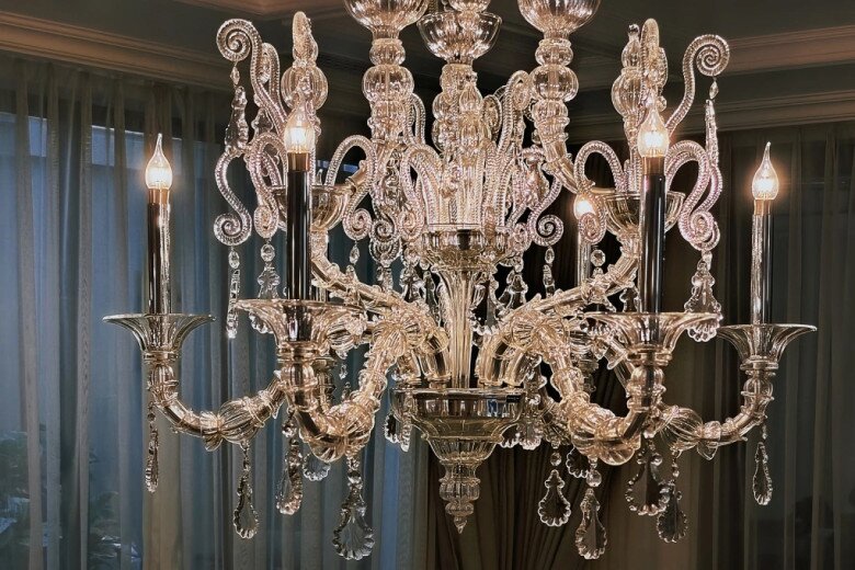 Chiếc đèn pha lê Baikal trị giá tiền tỷ treo ở khu vực bàn ăn là biểu tượng của sự sang trọng đậm nét cổ điển mà Lệ Quyên đặc biệt yêu thích.