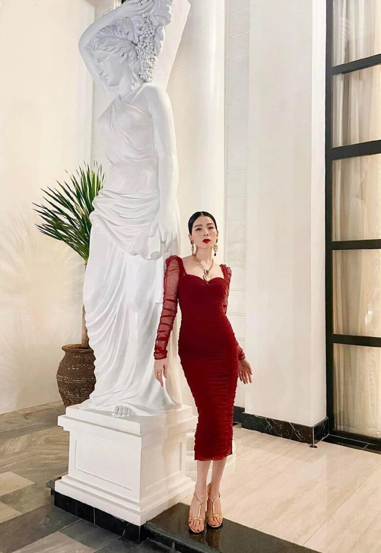 Tiền sảnh biệt thự gây ấn tượng với tượng điêu khắc kích thước lớn, thường là điểm khởi đầu cho những bức ảnh thời trang của Lệ Quyên. Khu vực này từng bị rao bán trên mạng với giá “rẻ bèo”, khiến nữ ca sĩ không khỏi bật cười khi nói số tiền đó chỉ đủ… mua cái cổng nhà.