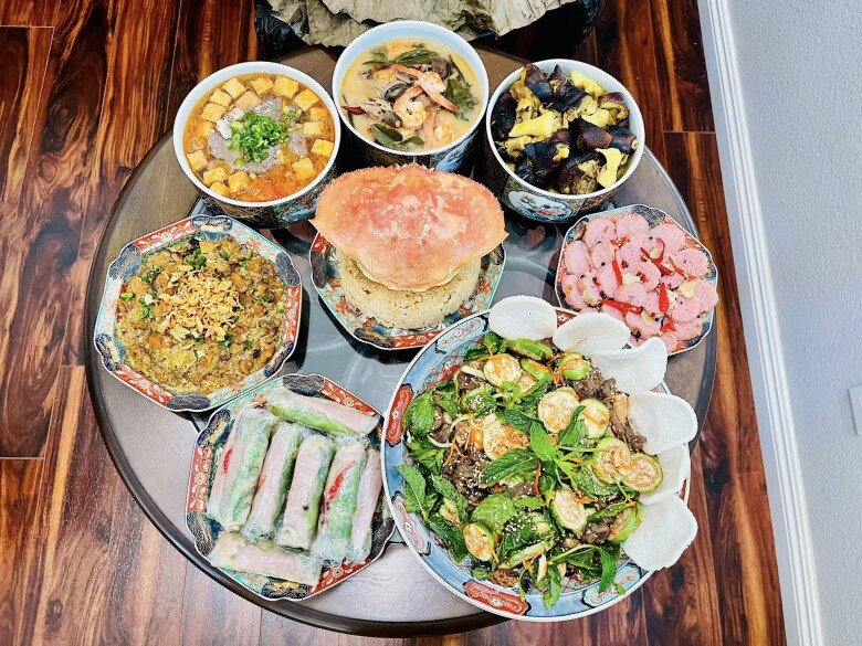 Đặc biệt, mỗi lần giỗ người thân, Diệu Hương lại chuẩn bị và nấu nướng vô cùng chu toàn. Đây là mâm cỗ nữ diễn viên nấu cúng bác cả. Không chỉ đầy đủ mà cách trình bày cũng vô cùng đẹp mắt, sáng tạo.