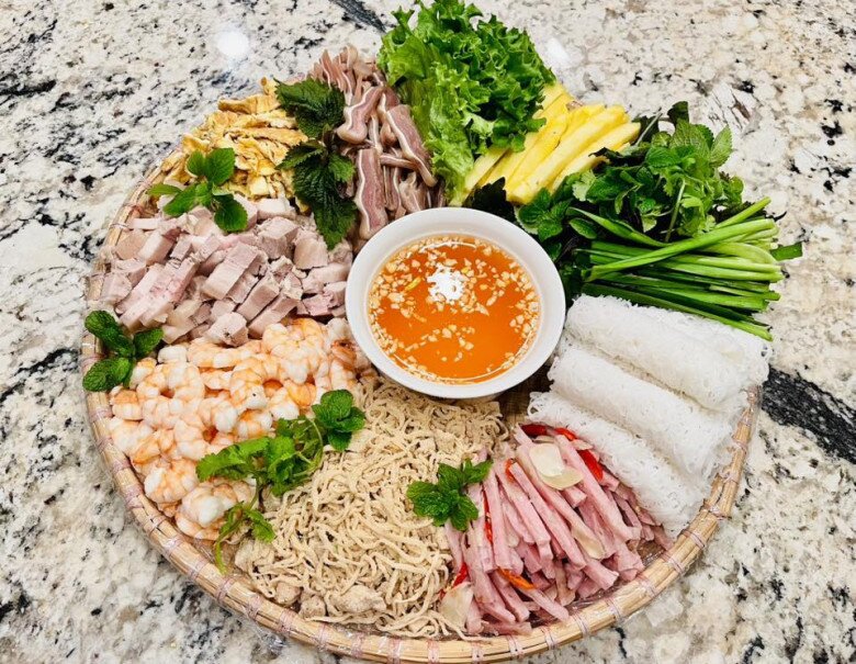 Chồng cô nấu phở, thêm một vài món ăn gia đình, món cuốn kèm rau là đủ để quây quần bên nhau. Người đẹp phim VTV thổ lộ: Chiều về, tiếng các con nô đùa ríu rít trong sân, không có khói bếp lam chiều như những ngày ấu thơ nhưng vẫn đó hương vị của bữa cơm nhà cùng những thân tình ấm áp.